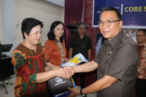 Wali Kota Tomohon dengan guru-guru peserta