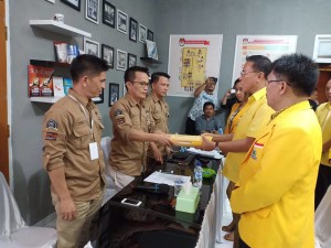 Ketua DPD II Partai Golkar Tomohon menyerahkan berkas 20 Bacaleg ke KPU