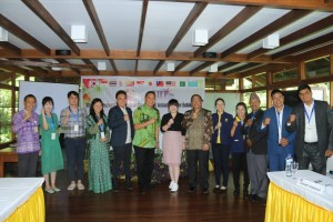 Wali Kota, Sekretaris Kota  Tomohon bersama para peserta kegiatan dari negara-negara CAFE