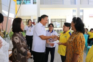 Wali Kota Jimmy F Eman SE Ak dan Ketua DPRD Ir Miky JL Wenur menyerahkan insentif kepada kader KB