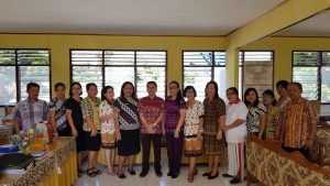 Senator SBAN Liow bersama guru dan alumnis SMPN 2 Amurang