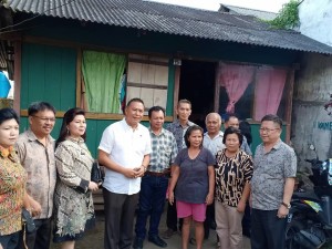 Wali Kota, Ketua Komisi II DPRD Tomohon, Direktur PDAM, Camat, lurah bersama masyarakat penerima hibah air minum MBR