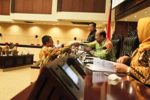 SBAN Liow saat menyerahkan hasil Kunker di Dapil Sulawesi Utara