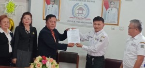 Ketua DPD LPM Sulut menyerahkan SK Pengaktifan kembali Ketua DPD LPM Kota Tomohon