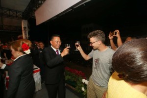 Wali Kota Tomohon toast dengan salah satu turis asing