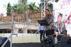 Wali Kota Tomohon Jimmy F Eman SE Ak membawakan sambutan dalam penutupan 