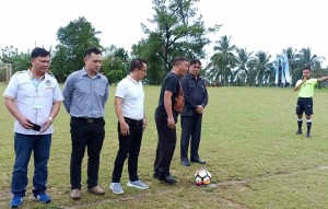 Ketua Panitia Haornas ke-35 di Kota Tomohon AKBP I Ketut Agus Kusmayadi SIK menendang bola pertama tanda kompetisi dimulai