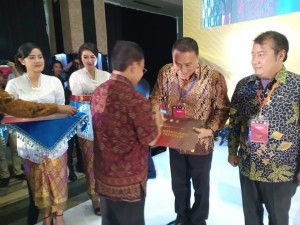 Wali Kota Tomohon Jimmy F Eman SE Ak menerima penghargaan dari Menteri Pendidikian dan Kebudayaan RI 