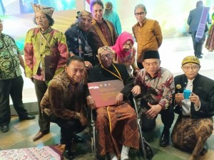 Wali Kota Jimmy F Eman SE bersama para penerima penghargaan kebudayaan 