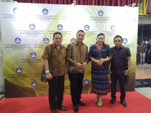 Wali Kota vTomohon bersama pendamping saat menerima penghargaan kebudayaan