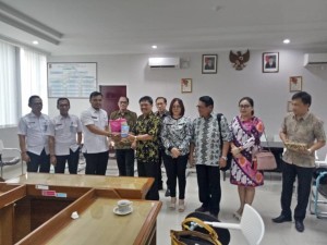 Komisi II DPRD Tomohon dan Bapenda Kota Bogor saling tukar cenderamata