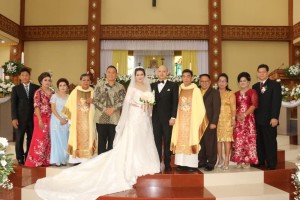 Wali Kota Tomohon bersama kedua pengantin dan keluarga
