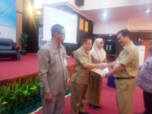 Kepala BKD menerima p[enghargaan yang diserahkan Wakil Gubernur Sulut