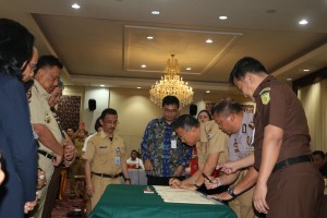 Wali Kota Tomohon, Kapolres dan Kajari saat menandatangani perjnajian kerja sama