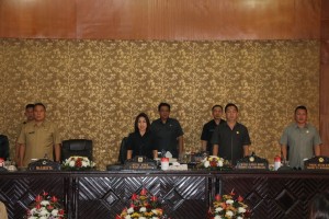 Wali Kota Tomohon saat menghadiri Rapat Paripurna