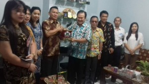 Wakil Ketua DPRD Tomohon saling tukar cenderamata dengan DPRD Surabaya