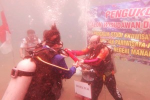 Direktur Politeknik Negeri Manado mewisuda 11 mahasiswa di bawah laut