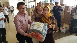 Senator SBANL menyerahkan bantuan untuk korban bencana di Sulteng