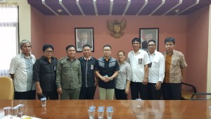 Senator SBANL foto bersama staf DPD-RI Perwakilan Sulut