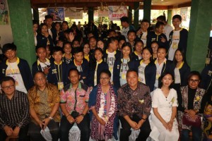 Menteri PPPA, Wali Kota Tomohon bersama peserta Jambore Anak