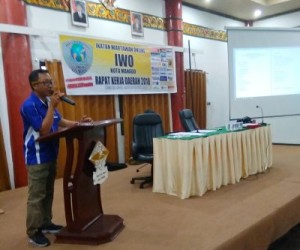 Ketua IWO Kota Manado Agrianto Reppi saat membawakan sambutan