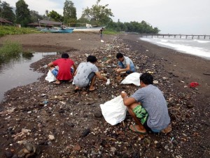 Mahasiswa Polimdo membersihkan lingkungan