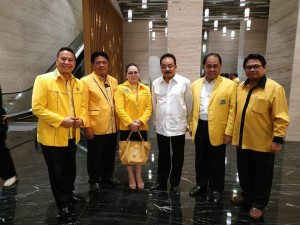 Wali Kota Tomohon bersama sesepuh dan pengurus Partai Golkar
