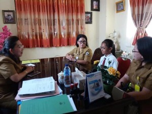 Gabriela Nainggolan didampingi Kepala Sekolah SD St Clara Tomohon Lucia Macrien Supit SPd dan Guru Pendamping Martha Sewow SPd menerima pengarahan dari Kadis Dikbud.