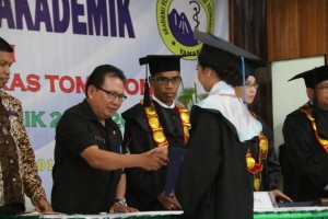 Max Mentu SIP MAP mewakili Wali Kota Jimmy F Eman SE Ak di Wisuda Akademi Fisioterapi St Lukas