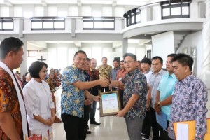 Wali Kota Eman menyerahkan hasiah pemenang lomba dalam rangka Hapsa P/KB GMIm Wilayah Tomohon Satu