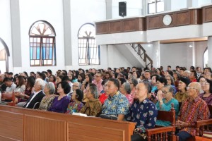Wali Kota Jimmy F Eman  SE Ak beribadah di GMIM ''Nazareth'' Matani