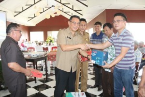 Wali Kota Tomohon menyerahkan bantuan peralatan kepada kelompok pengrajin souvenir bahan dasar kayu