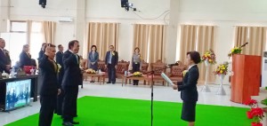 Kedua anggota dewan mengucapkan janji dipandu Ketua DPRD Ir Miky JL Wenur