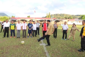 Wali Kota Tomohon  Jimmy F Eman SE Ak  menendang bola tanda Wali Kota cup dimulai