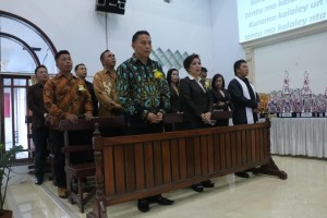 Wali Kota Jimmy F Eman SE Ak dan Ketua DPRD Ir MIky JL Wenur mAP dalam ibadah 