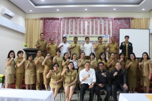 Wali Kota, anggota DPRD, kadis Dikbud bersama para guru peserta pelatihan