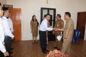 Wali Kota Tomohon saat menerima kedatangan lima putr-putri yang akan ikut Diklat di BP3 Palembang