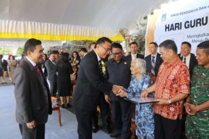 Wali Kota Tomohon menyerahkan penghargaan kepada orang tertua di Kota Tomohon
