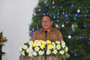 Sekretaris Kota Tomohon membawakan sambutan Natal 