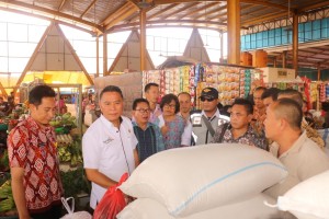 Wali Kota Tomohon Jimmy F Eman SE Alk didampingi para pejabat saat memantau Pasar Tomohon