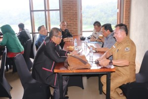 Komisi II DPR-RI berbincang-bincang dengan Asisten Bidang  Pperekonomian