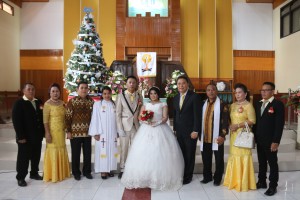 Wali Kita Tomohon foto bersama pengantin dan keluarga