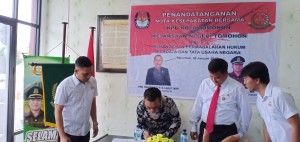 Ketua KPU Drs Harryanto Lasut MAP menandatangani nota kesepahaman