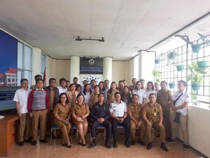 Foto bersama pejabat lama, pejabat baru dan staf Dinas Kominfo 