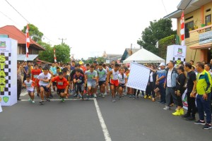 Wali Kota Tomohon JImmy F Eman SE Ak melepas peserta lomba lari 5 kilometer