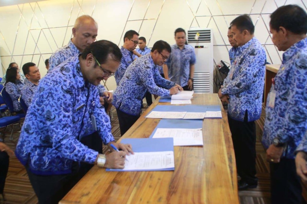 Sekda Micler Lakat Pimpin Acara Sertijab Kepala Bagian se-Setda Kota Manado