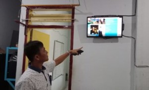 Dirum Oke Ching Sumual menunjukkan monitor update keuangan PD Pasar (foto: Donwu)
