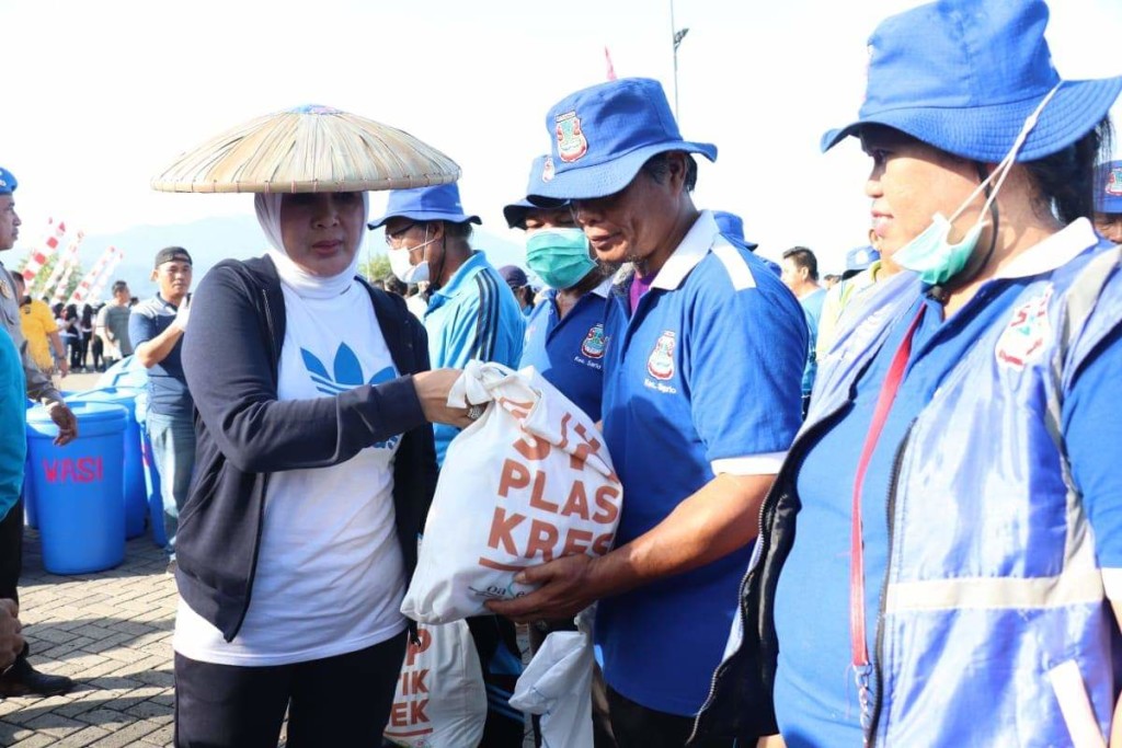 Ny. Tri Tito Karnavian Serahkan Bantuan Kepada Ratusan Petugas Kebersihan di Kota Manado