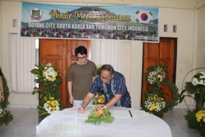Sekretaris Kota Ir Harold V Lolowang MSc MTh saat menandatangani MoU