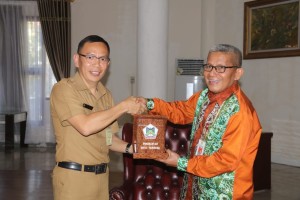 Asisten Kesra Tomohon dan Sekretaris Kabupaten Hulu Sungai Tengah saling tukar cenderamata